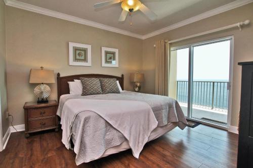 1 dormitorio con cama y ventana grande en Crystal Shores West 1207, en Gulf Shores