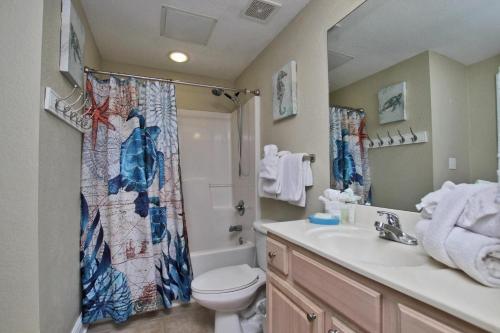 La salle de bains est pourvue d'un lavabo et d'un rideau de douche. dans l'établissement Crystal Shores West 1207, à Gulf Shores