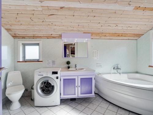 Koupelna v ubytování Holiday Home Øde - 350m from the sea by Interhome