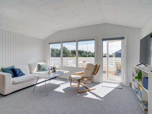 sala de estar con sofá y mesa en Holiday Home Kanerva - 350m from the sea in NW Jutland by Interhome, en Torsted