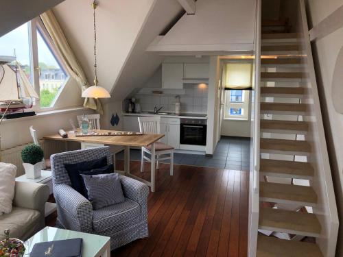 uma sala de estar com uma escada que leva a uma cozinha em Pirat em Laboe