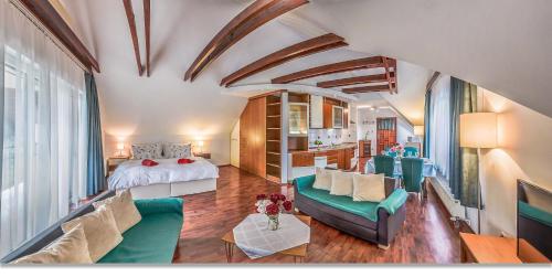 1 dormitorio con 1 cama y sala de estar en Laky Villa Zalakaros en Zalakaros
