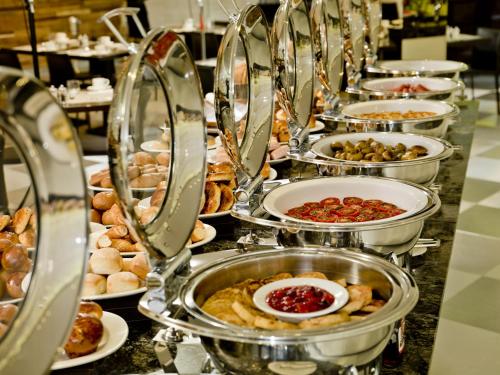 イスタンブールにあるLasagrada Hotel Istanbulのテーブルの上に並べられたさまざまな種類の食べ物のビュッフェ