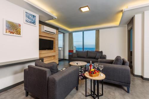 uma sala de estar com dois sofás e uma televisão em Optimum Luxury Hotel&Spa em Antália