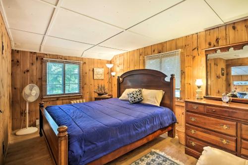 sypialnia z łóżkiem, komodą i lustrem w obiekcie Rustic Berkshires Cottage at Lake Buel with Kayaks! w mieście New Marlborough