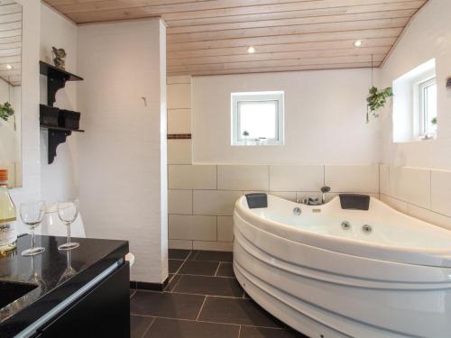 Koupelna v ubytování Holiday Home Mayke - 900m from the sea by Interhome