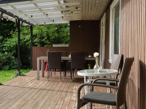 een terras met een tafel en stoelen bij Holiday Home Fot - 7km from the sea in Djursland and Mols by Interhome in Ebeltoft