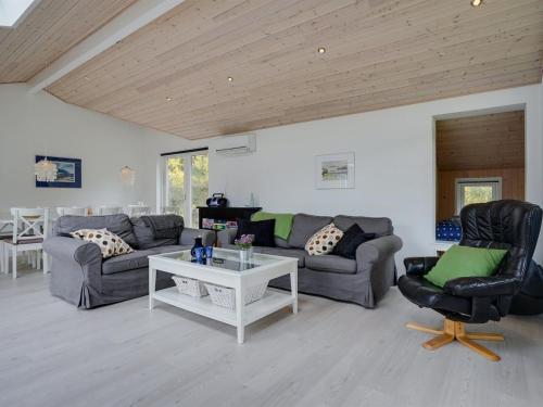 Posezení v ubytování Holiday Home Hunlef - 400m from the sea by Interhome