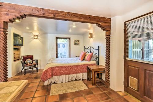 um quarto com uma cama e uma cadeira num quarto em Cozy Taos Studio with Patio, 3-Block Walk to Plaza! em Taos