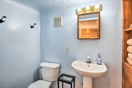 uma casa de banho com um lavatório, um WC e um espelho. em Cozy Taos Studio with Patio, 3-Block Walk to Plaza! em Taos