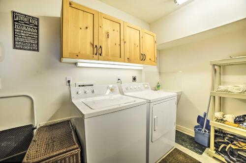 lavadero con lavadora y secadora blancas en Pagosa Springs Chalet with Mtn Views, Near Downtown!, en Pagosa Springs