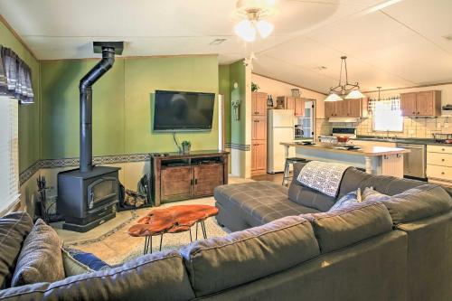 Billede fra billedgalleriet på Private Hill Country House with Deck on 7 Acres! i Luckenbach