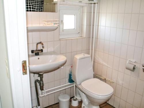Koupelna v ubytování Apartment Helke - 150m from the sea by Interhome