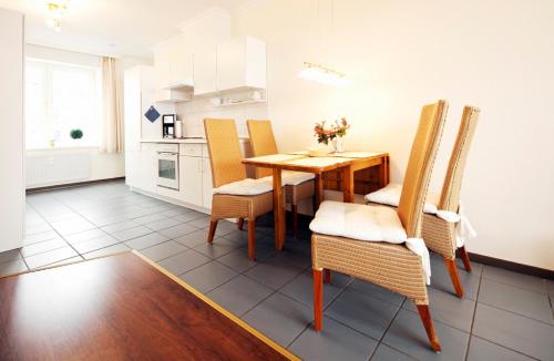 a kitchen and dining room with a table and chairs at 470er Ferienwohnung in Laboe