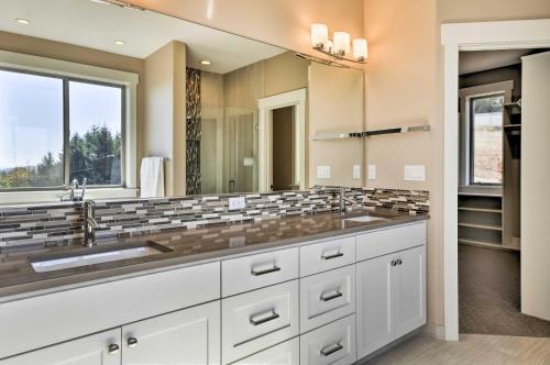 een badkamer met 2 wastafels en een grote spiegel bij Chic Willamette Valley Home with Deck and Vineyard! in Gaston