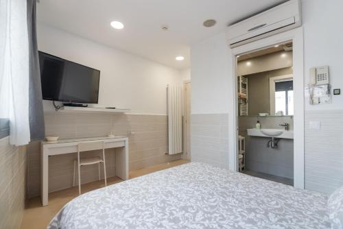 Televízia a/alebo spoločenská miestnosť v ubytovaní Hostal House