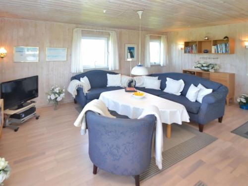 TV a/nebo společenská místnost v ubytování Holiday Home Loryleimis - 300m from the sea by Interhome