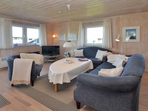 Posezení v ubytování Holiday Home Loryleimis - 300m from the sea by Interhome