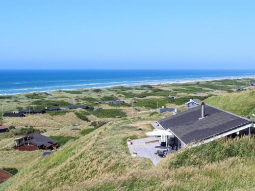 ein Haus an der Seite eines Hügels in der Nähe des Ozeans in der Unterkunft Holiday Home Alyssa - 300m from the sea in NW Jutland by Interhome in Løkken