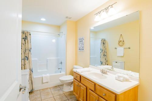 y baño con lavabo, aseo y ducha. en Banana Bay 6056 By Pkrm, en Pensacola