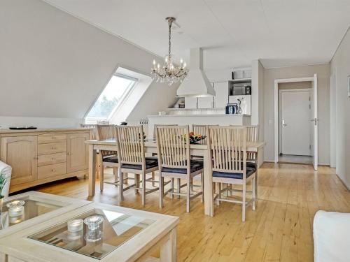 eine Küche und ein Esszimmer mit einem Tisch und Stühlen in der Unterkunft Apartment Gerrit - 450m from the sea in NW Jutland by Interhome in Løkken