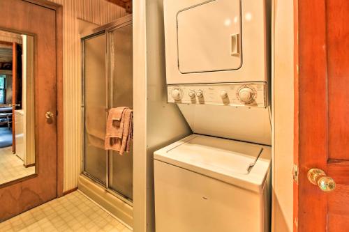 eine kleine Waschküche mit Waschmaschine und Trockner in der Unterkunft Wilderness Acres Retreat on Bear Lake! in McGrath