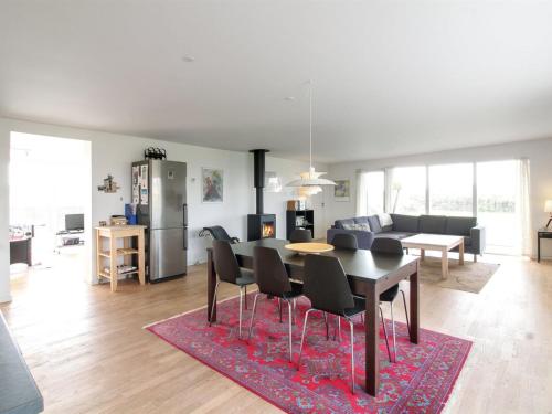 Posezení v ubytování Holiday Home Mildrid - 200m from the sea by Interhome
