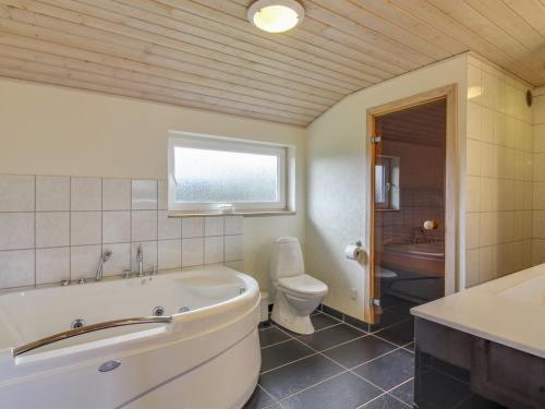 Koupelna v ubytování Holiday Home Susan - 600m from the sea by Interhome