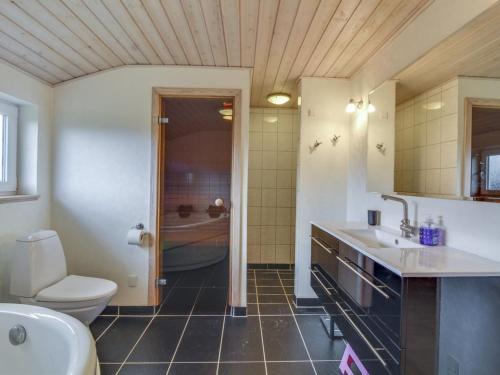 Koupelna v ubytování Holiday Home Susan - 600m from the sea by Interhome