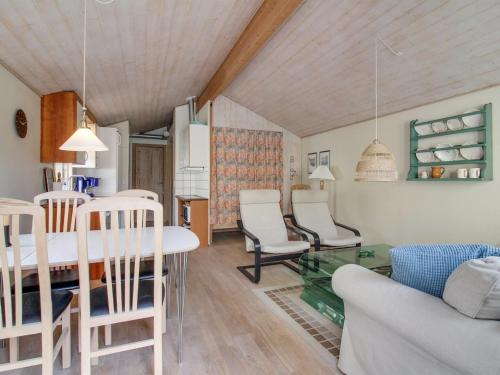 Posezení v ubytování Holiday Home Fritzy - 75m from the sea by Interhome
