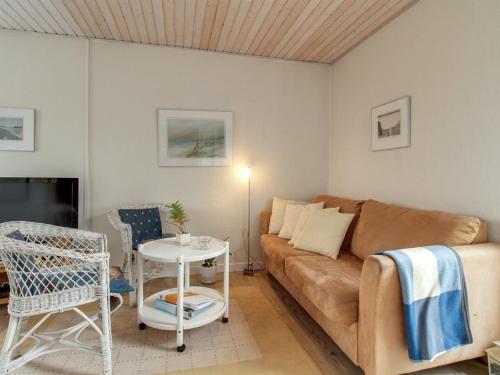 - un salon avec un canapé et une table dans l'établissement Apartment Jördis - 150m from the sea in NW Jutland by Interhome, à Løkken