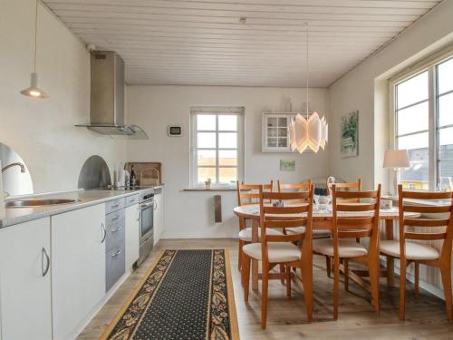 - une cuisine avec une table à manger et des chaises dans l'établissement Apartment Jördis - 150m from the sea in NW Jutland by Interhome, à Løkken