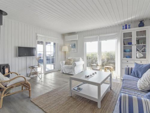 sala de estar con sofá y mesa en Holiday Home Adelita - 100m from the sea in NW Jutland by Interhome, en Løkken