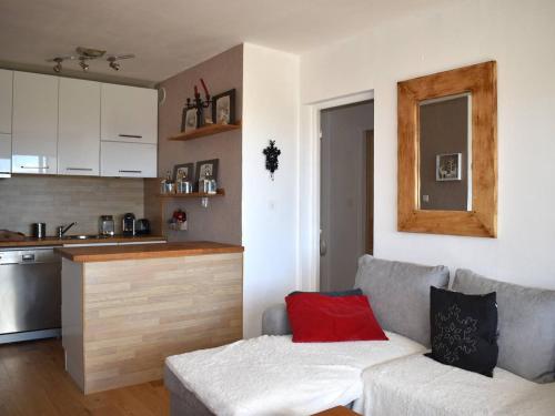 un salon avec un canapé et une cuisine dans l'établissement Appartement rénové 2 pièces cabine proche pistes avec balcon exposé sud - FR-1-592-55, à Bolquère-Pyrénées 2000