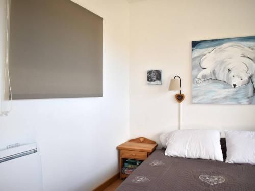 sypialnia z łóżkiem i obrazem niedźwiedzia polarnego w obiekcie Appartement rénové 2 pièces cabine proche pistes avec balcon exposé sud - FR-1-592-55 w mieście Bolquere Pyrenees 2000