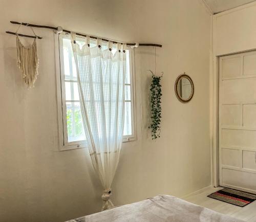 a bedroom with a window with a curtain at Villa Wonderworld Resort in Ban Nua