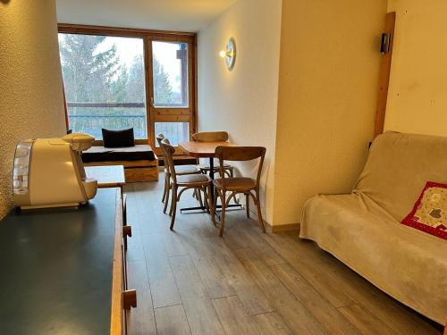 Studio rénové 4 pers · Pied des pistes · Balcon Sud-Ouest · Wifi gratuit · Proche commerces - FR-1-346-550