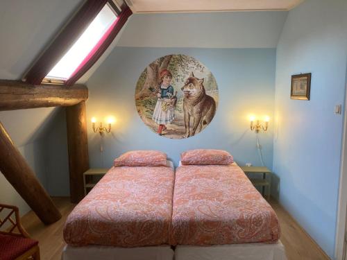 1 dormitorio con 1 cama con una foto en la pared en Theaterherberg, en Warfhuizen
