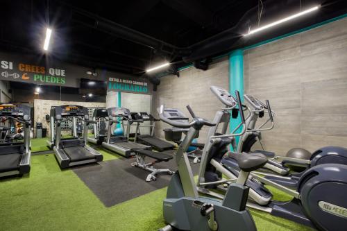 un gimnasio con varias cintas de correr y máquinas de cardio en Eazy Centro by ULIV en Tijuana