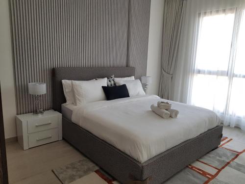 Un dormitorio con una cama con dos ositos de peluche. en Stylish 1 Bedroom Apartment Near Burj Al Arab (Madinat Jumeirah) en Dubái