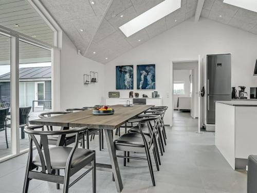 cocina y comedor con mesa y sillas en Holiday Home Fegge - 1-5km from the sea in NW Jutland by Interhome, en Løkken