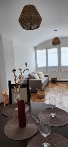 uma sala de estar com duas mesas e copos de vinho em Ambar apartamento em Mar del Plata