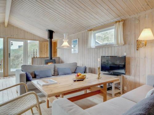 TV a/nebo společenská místnost v ubytování Holiday Home Mylius - 100m from the sea by Interhome