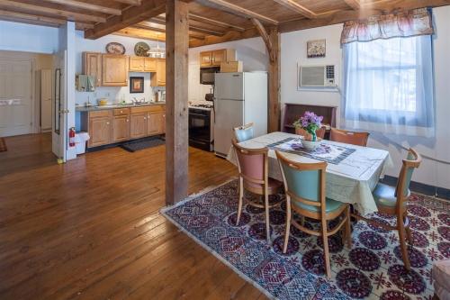 Naples的住宿－BOVE COTTAGE 2-LIMIT 6 cottage，厨房以及带桌椅的用餐室。