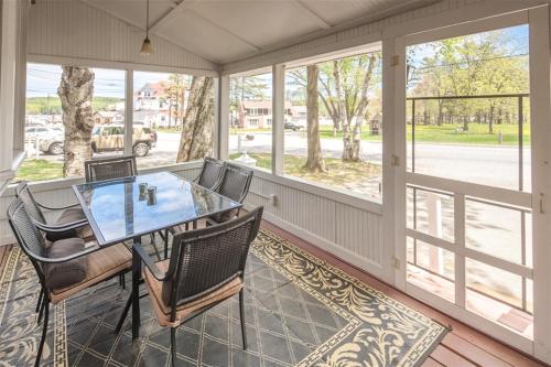 a screened in porch with a table and chairs at BOVE COTTAGE 2-LIMIT 6 cottage in Naples