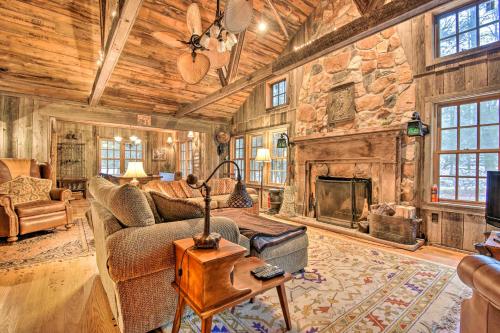 Un lugar para sentarse en Secluded and Rustic Lake Harmony Cabin with Fire Pit!