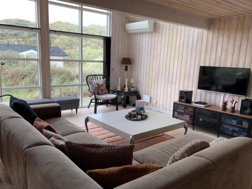TV a/nebo společenská místnost v ubytování Holiday Home Maren - 150m from the sea by Interhome