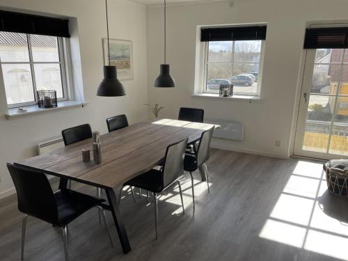 una sala da pranzo con tavolo e sedie in legno di Apartment Almar - 400m from the sea in NW Jutland by Interhome a Hjørring