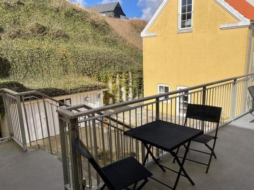 Duas cadeiras e uma mesa numa varanda em Apartment Almar - 400m from the sea in NW Jutland by Interhome em Hjørring