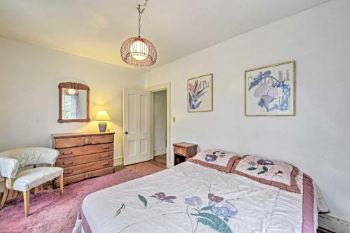 1 dormitorio con cama, silla y vestidor en Apt on Vineyard Haven Near Nantucket Sound!, en Vineyard Haven